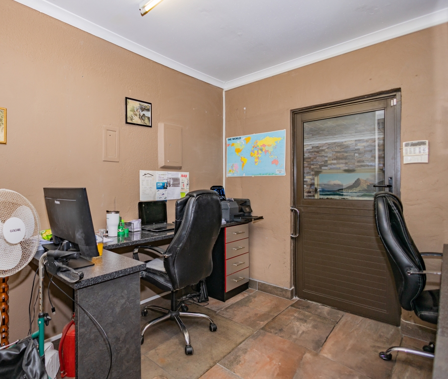 5 Bedroom Property for Sale in Peerless Park Western Cape